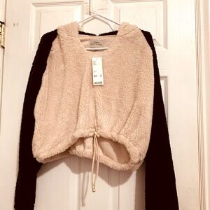 NWT Urban Outfitters Tilly Cozy Faux Fur V-Neck Cropped Hoodie Women’s.